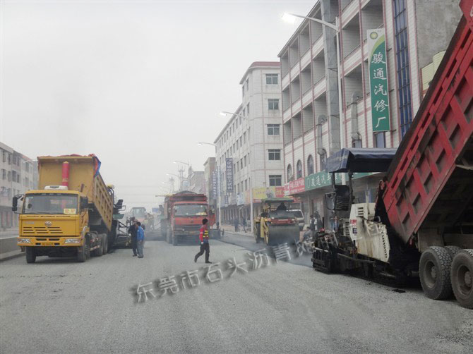 沥青摊铺现场